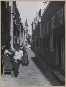 74482 Gezicht in de Zakkendragerssteeg en de voorgevels van enkele kameren van Jan van Goch te Utrecht, vanuit het westen.